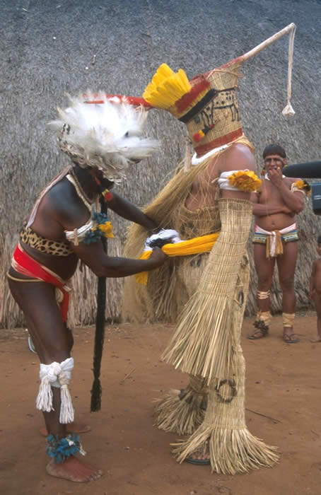 A Wauja shaman ties a cotton belt in a Sapukuyawa jaguar mask. Upper Xingu, Amazonia, 2005. Photo ABN.